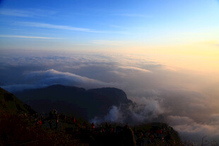 高山云海日出壮丽景观