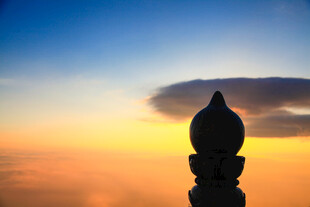 夕阳下的古塔剪影