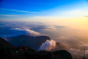 山顶壮丽云海日出景观