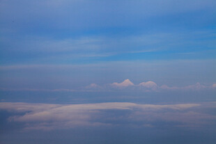 高空俯瞰云海蓝天美景