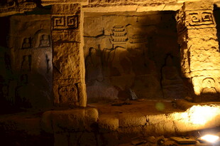 古老洞穴内的神秘石刻