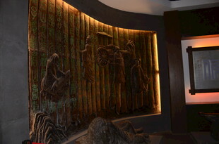 现代风格室内弧形木质背景墙