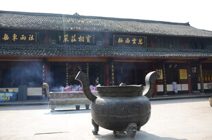 古建前的青铜大鼎