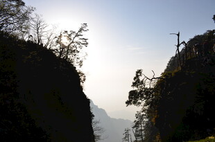 山间峭壁日出美景
