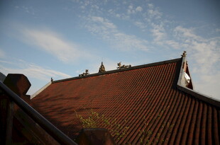 中式屋顶与蓝天白云