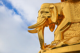 金色大象雕塑