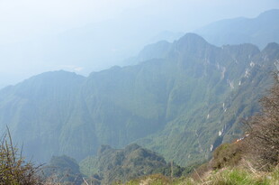 壮丽山景 云雾缭绕山峦