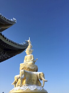 庄严金佛塔 尽显佛教神韵