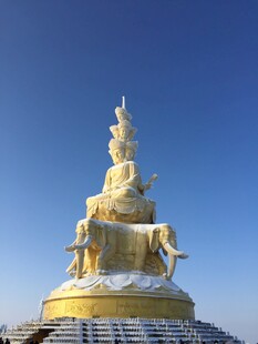 庄严金色佛像屹立蓝天