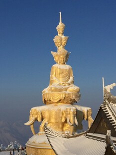 金色佛塔雕塑 气势恢宏