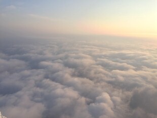 云端之上的壮丽日出景观