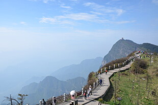 山间栈道上的漫步人群