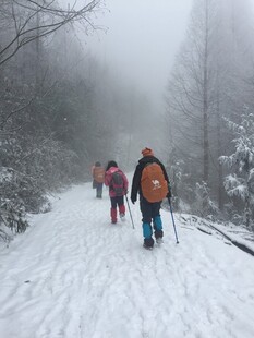 雪地徒步者的冬日探险