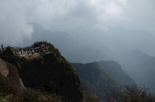 云雾缭绕的险峻高山景观