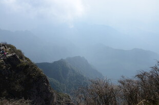山峦迷雾间的自然景致