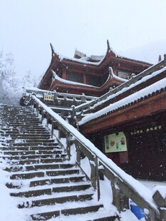 雪覆古建台阶 尽显雅致