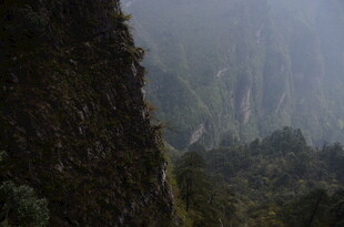 山间雾霭中的陡峭岩壁