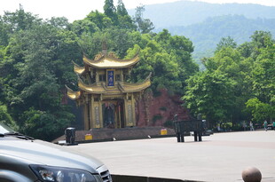 山林中的中式古典建筑