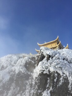 雪覆山峦上的中式古建筑