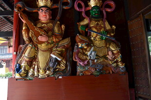 寺庙内的精美神像