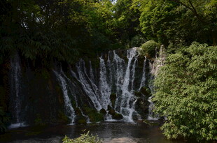 山间瀑布 绿意环绕的美景