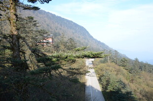 山间蜿蜒小路