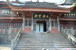中式古建庙宇宏伟外观