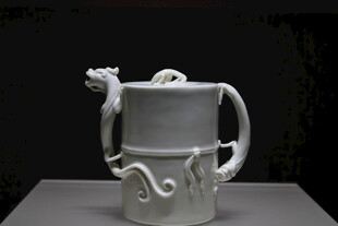 白瓷龙柄壶