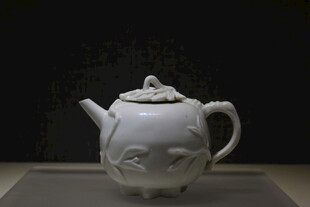 白色雕刻茶壶