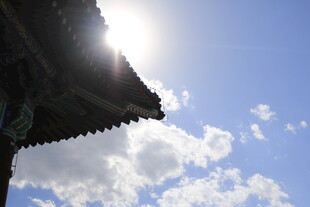 屋檐下的蓝天白云美景