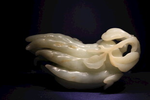 白玉雕刻的独特造型摆件