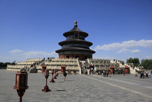 天坛风光 古建筑前人群漫步