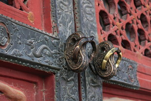 中式古门铜制门环特写