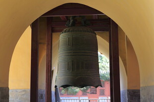 古寺内的巨大铜钟