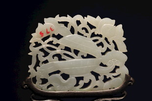 白玉镂空鱼纹雕刻饰品