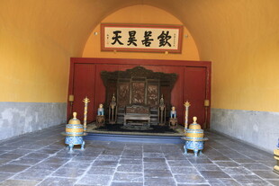 古代宫殿内威严的帝王宝座