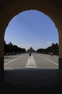 透过拱门看开阔道路