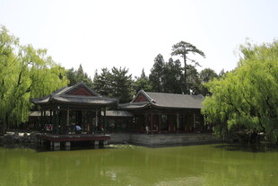 湖畔中式建筑群