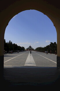 拱门视角下的开阔道路