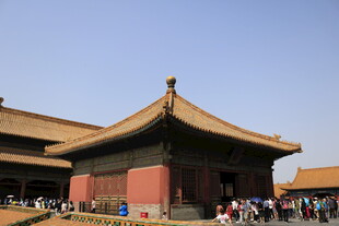 故宫古建筑前的游客景象