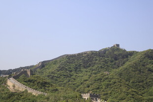 青山间蜿蜒的古老长城