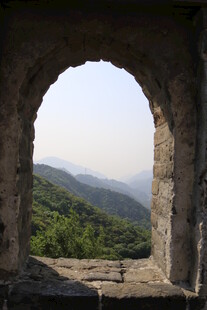 古拱门望青山美景