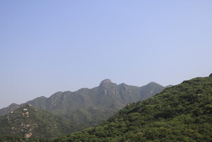 青山巍峨 蓝天映衬美景