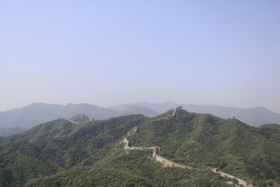 蜿蜒长城盘踞于青山间