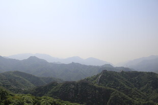 山峦叠翠的壮美自然风光