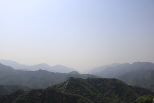 山峦叠嶂的壮阔自然景观