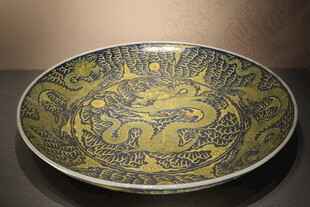 龙纹古瓷盘