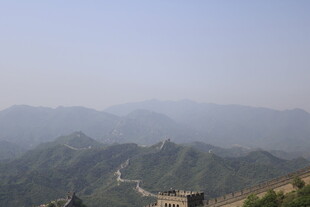 雄伟长城蜿蜒于山峦间