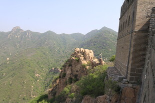 雄伟长城与连绵山峦