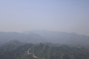 山峦间蜿蜒公路远景